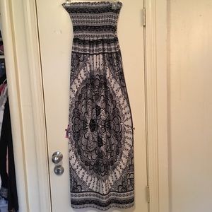 🌸She’s Cool Black & White Printed Maxi Size Small